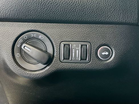 Used 2022 Dodge Challenger SXT RWD image 10