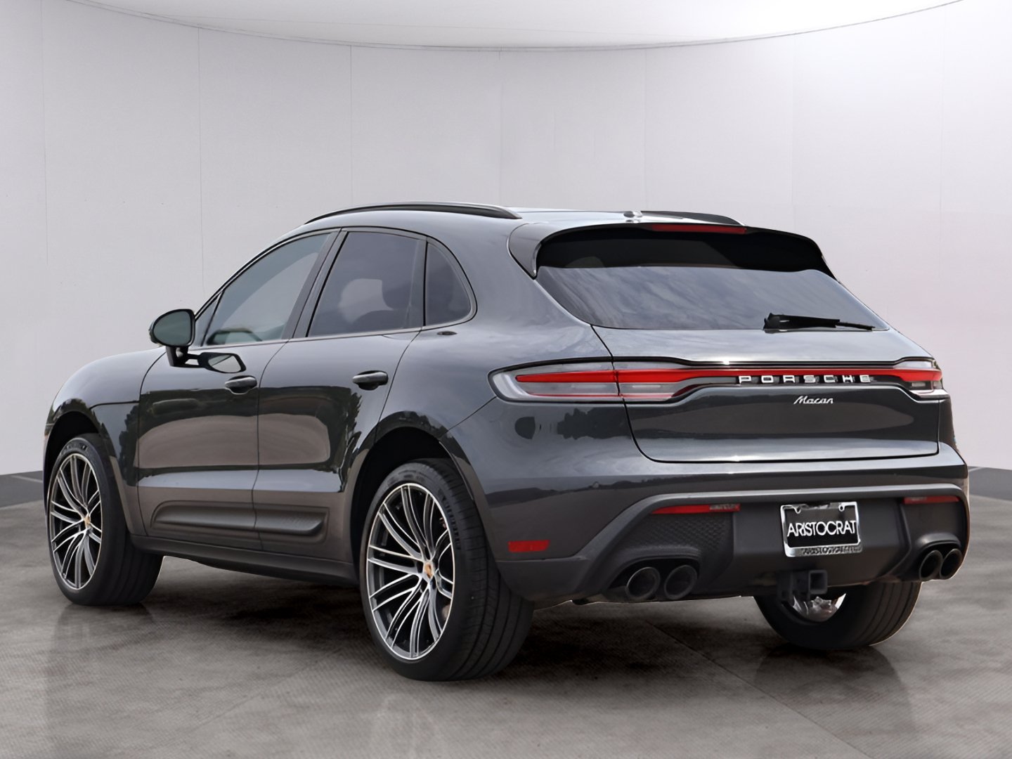 Certified 2024 Porsche Macan AWD/4WD image 3