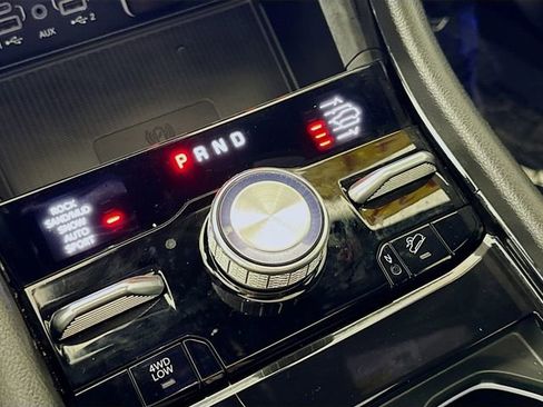 Used 2024 Jeep Grand Cherokee Overland w/ Luxury Tech Group IV image 17