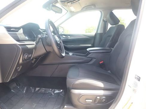 Used 2024 Jeep Grand Cherokee Laredo AWD/4WD image 13