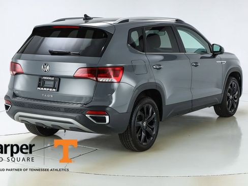 Used 2023 Volkswagen Taos SE w/ Panoramic Sunroof Package FWD image 9