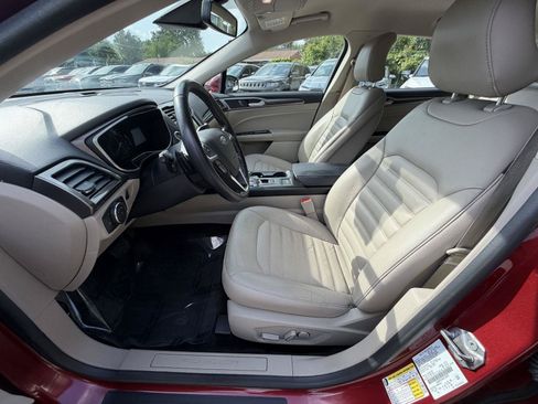 Used 2017 Ford Fusion SE w/ Fusion SE Technology Package FWD image 11