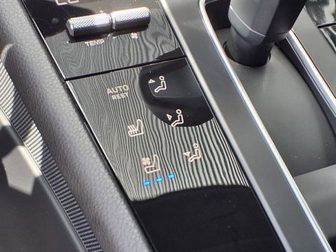 Used 2025 Porsche Macan AWD image 44