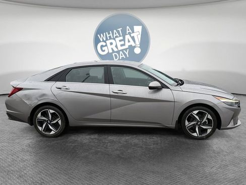 Used 2022 Hyundai Elantra SEL w/ Convenience + Premium Package FWD image 2