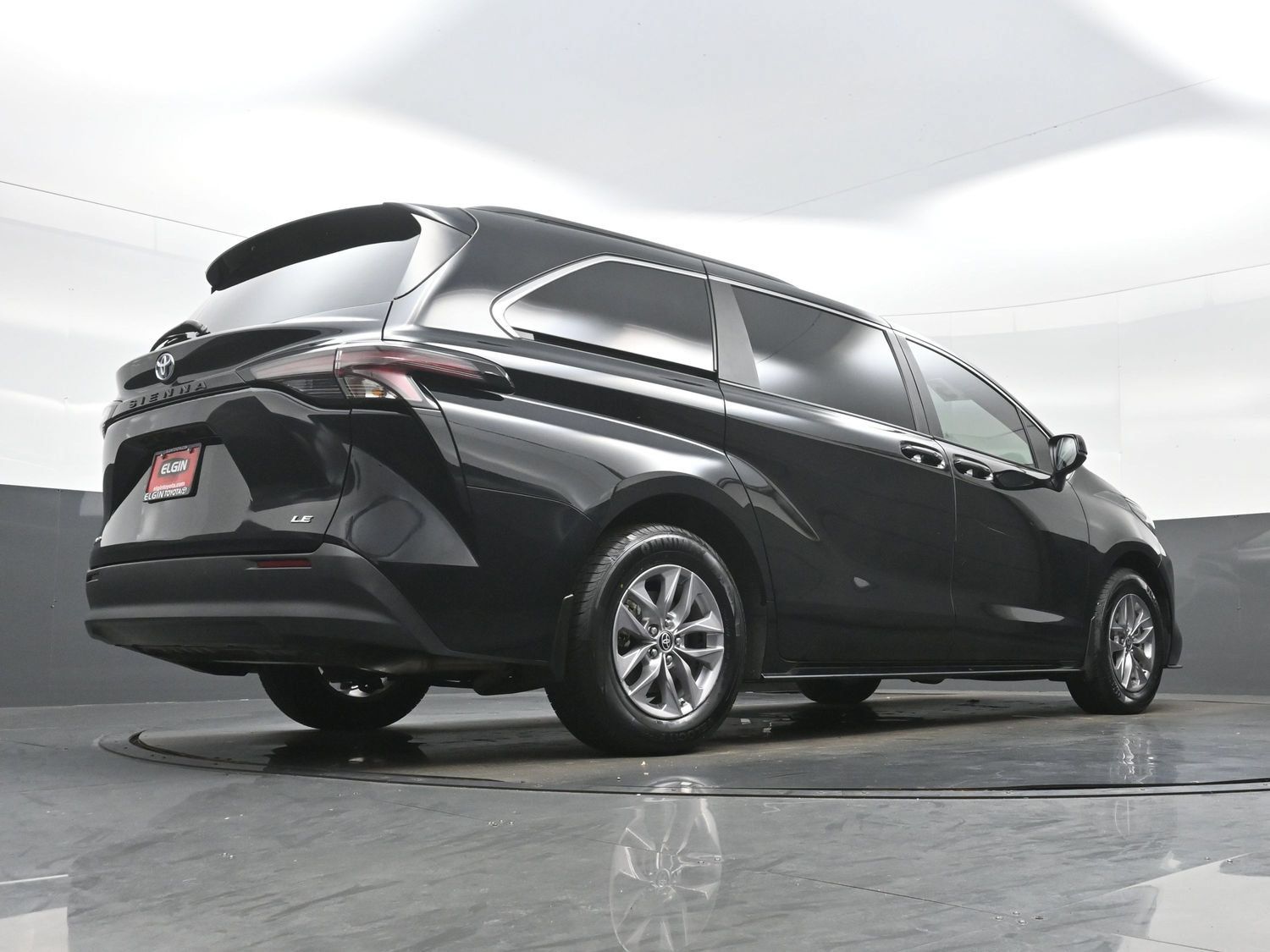 Used 2025 Toyota Sienna LE AWD/4WD image 33