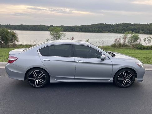 Used 2017 Honda Accord Touring image 13