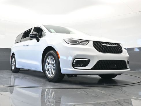 New 2026 Chrysler Pacifica Select image 61