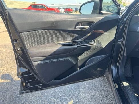 Used 2019 Toyota C-HR XLE FWD image 9
