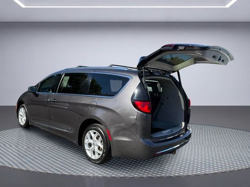 Used 2020 Chrysler Pacifica Touring-L w/ Tire & Wheel Group FWD image 7