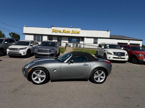 Used 2006 Pontiac Solstice Convertible w/ Premium Package RWD image 2