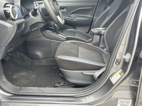 Used 2023 Nissan Versa SV image 9