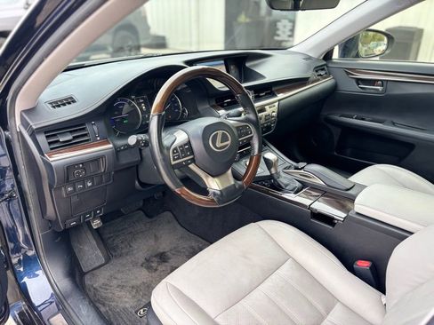 Used 2017 Lexus ES 300h image 10