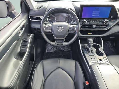 Used 2023 Toyota Highlander XLE AWD/4WD image 4