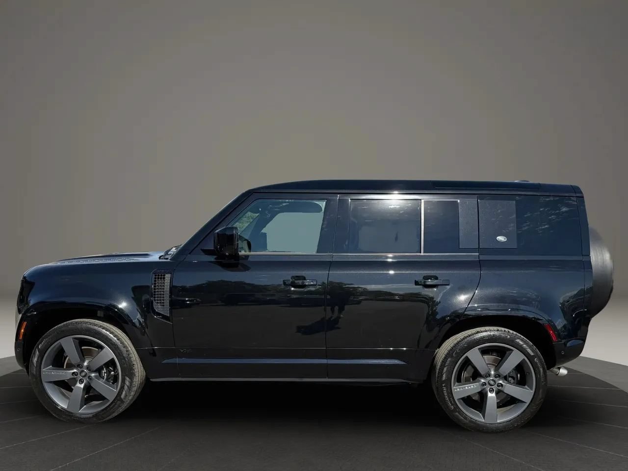 Used 2023 Land Rover Defender 110 AWD/4WD image 8