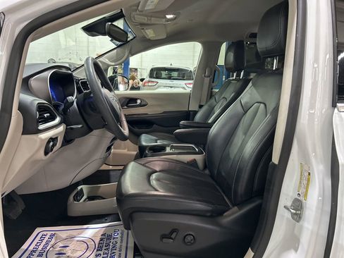 Used 2024 Chrysler Pacifica Touring-L image 17