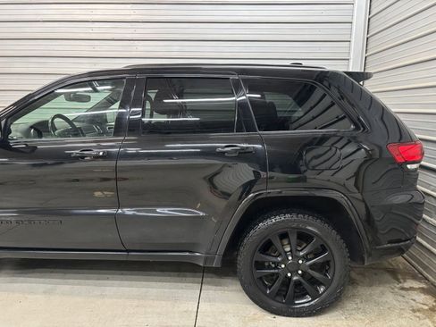 Used 2017 Jeep Grand Cherokee Altitude AWD/4WD image 5