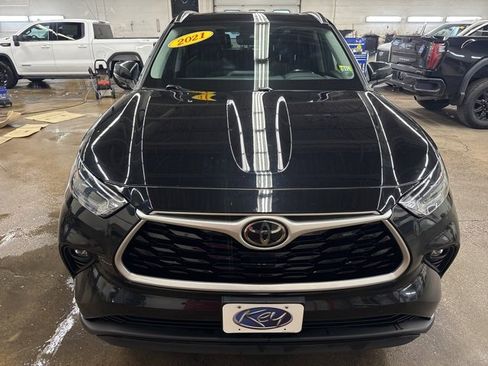 Used 2021 Toyota Highlander XLE image 2