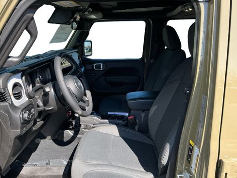 Used 2025 Jeep Wrangler Willys image 9