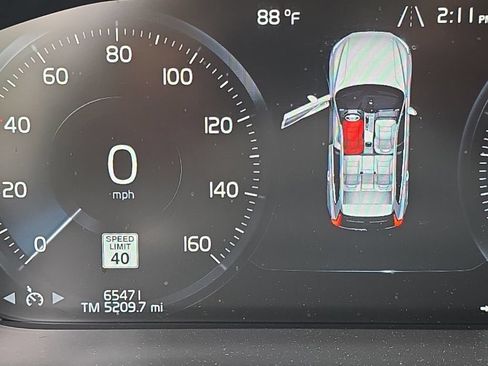 Used 2018 Volvo XC60 T5 Momentum w/ Vision Package AWD/4WD image 16