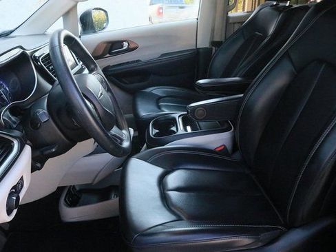 Used 2020 Chrysler Voyager Lxi image 12