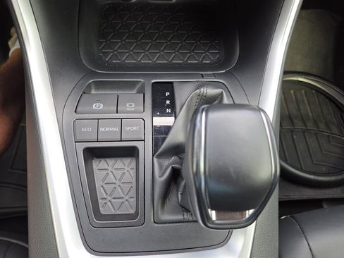 Used 2019 Toyota RAV4 XLE Premium FWD image 31
