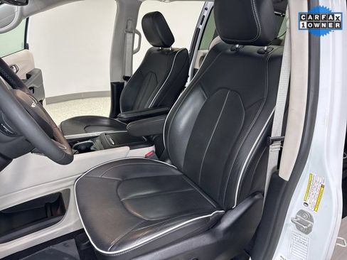 Used 2024 Chrysler Pacifica Limited image 14