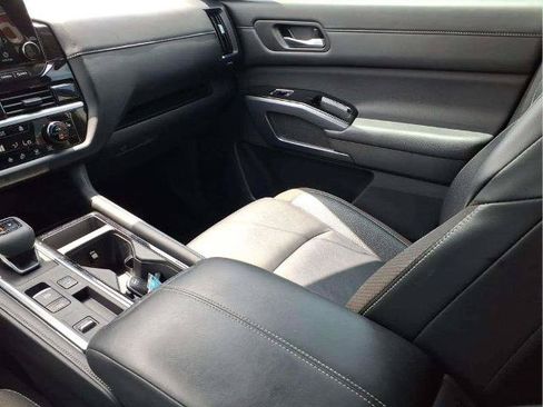 Certified 2025 Nissan Pathfinder SL FWD image 12