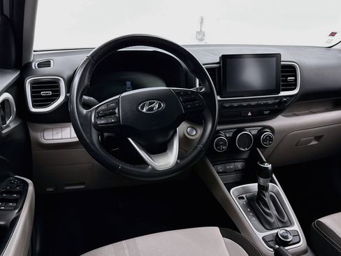Used 2025 Hyundai Venue SEL FWD image 17