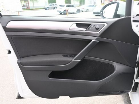 Used 2016 Volkswagen e-Golf SE w/ DC Fast Charging Package image 17