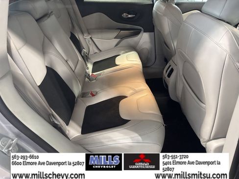 Used 2021 Jeep Cherokee Latitude Plus AWD/4WD image 16