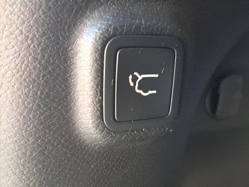 Used 2019 Jeep Cherokee Limited image 10