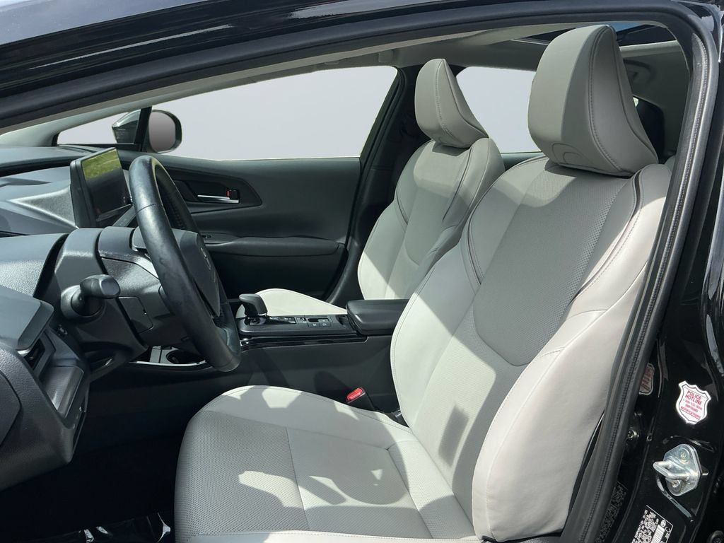 Used 2025 Toyota Prius XLE FWD image 10