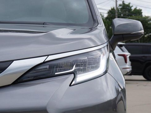 Used 2026 Toyota Sienna Limited FWD image 10
