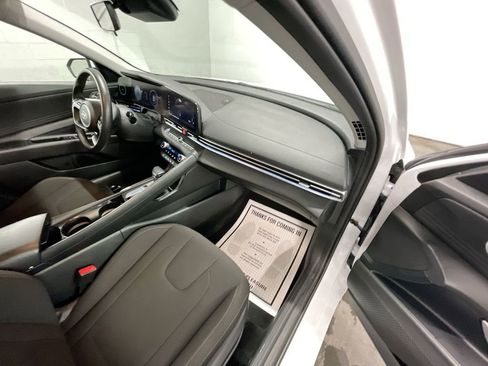 Used 2025 Hyundai Elantra SEL image 28