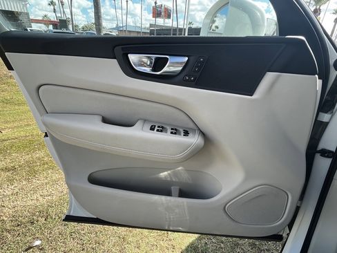 Used 2021 Volvo XC60 T5 Momentum image 12
