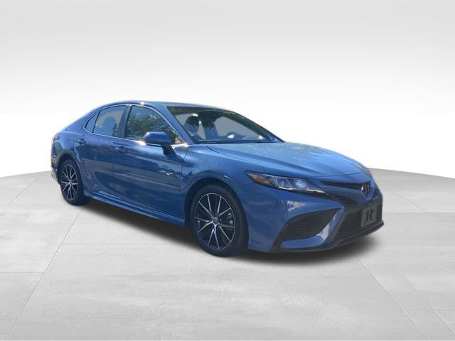 Used 2024 Toyota Camry SE w/ Cold Weather Package FWD image 3