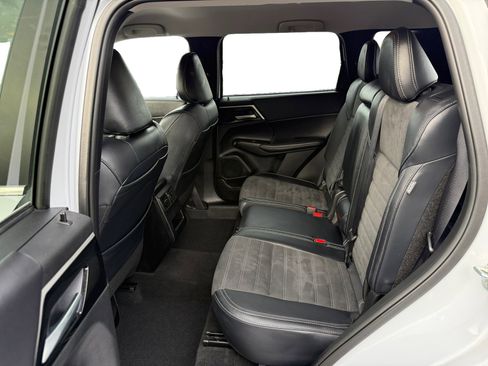 Used 2024 Mitsubishi Outlander SE image 16