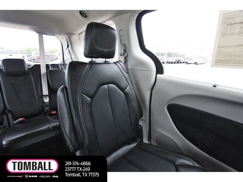 Used 2024 Chrysler Pacifica Touring-L FWD image 12