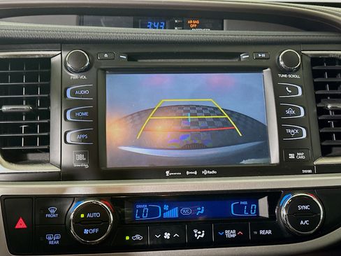 Used 2018 Toyota Highlander Limited AWD/4WD image 25