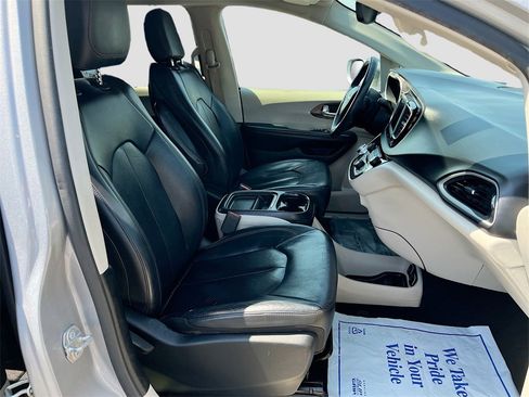 Used 2018 Chrysler Pacifica Touring-L image 28