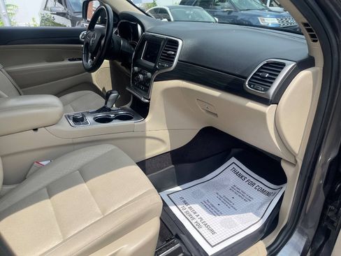 Used 2019 Jeep Grand Cherokee Laredo AWD/4WD image 29