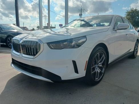 New 2024 BMW i5 eDrive40i w/ Convenience Package image 3