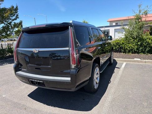 Used 2018 Cadillac Escalade Luxury RWD image 11