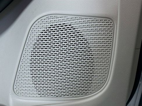 Used 2019 Chrysler Pacifica Touring-L image 18