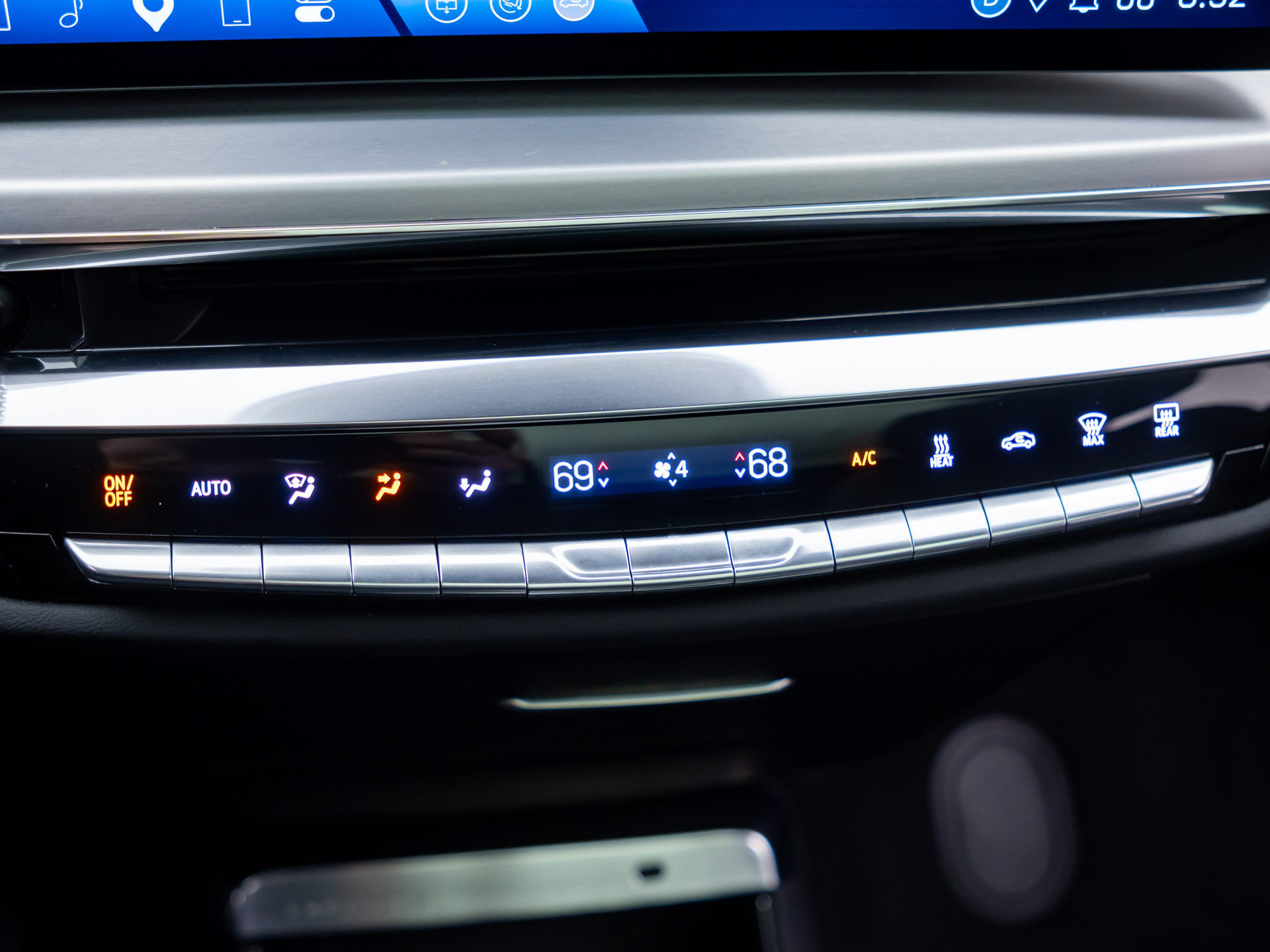 Certified 2025 Cadillac Lyriq Luxury w/ LPO, Floor Liner Package AWD/4WD image 28