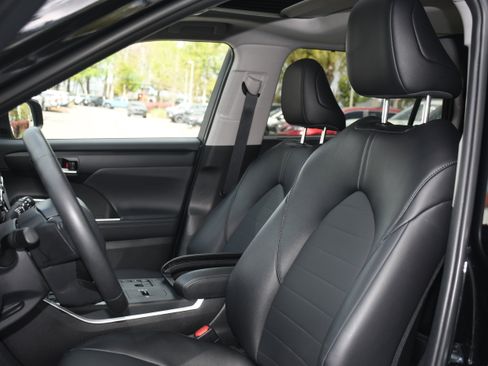 Used 2025 Toyota Highlander XLE image 12