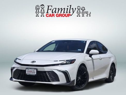 Used 2025 Toyota Camry SE w/ Convenience Package FWD image 1