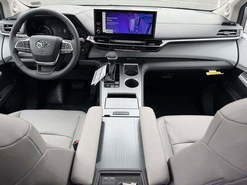 New 2026 Toyota Sienna XLE image 2