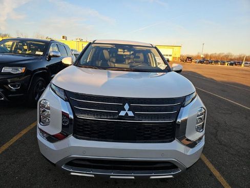 Used 2024 Mitsubishi Outlander SE image 2
