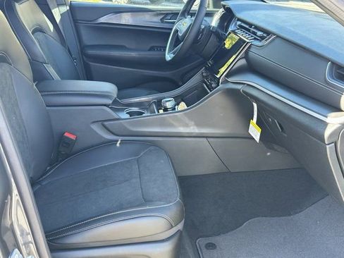 New 2025 Jeep Grand Cherokee Altitude image 13